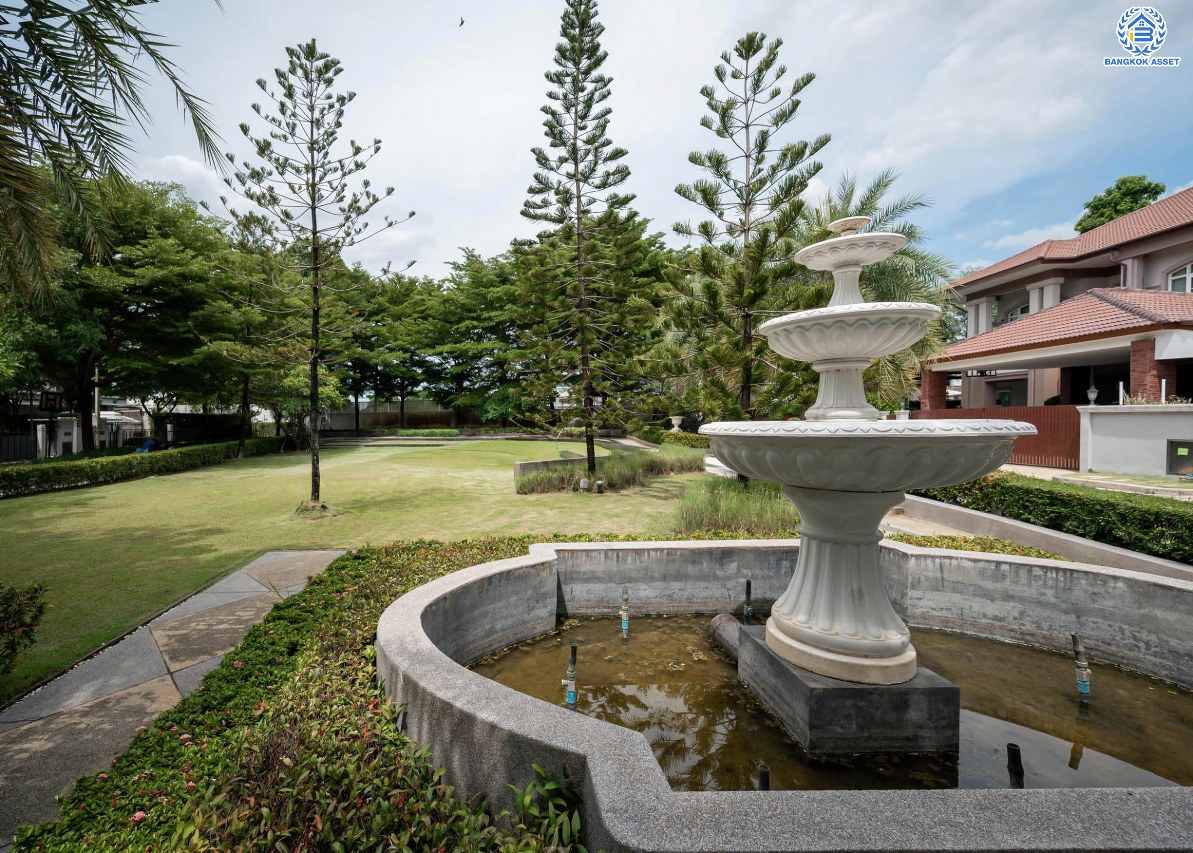 คฤหาสน์สุดหรู ดีไซน์สุด Luxury ติดถนนบรมราชชนนี โครงการ เดอะแกรนด์ ปิ่นเกล้า หลังมุม บนเนื้อที่ถึง 111.6 ตร.ว. ฟังก์ชัน 4 ห้องนอน 5 ห้องน้ำ 1 ห้องแม่บ้าน จอดรถได้ 2 คัน พร้อมบรรยากาศ Private บนทำเลเชื่อมต่อหลายเส้นทาง อาทิถนนบรมราชชนนี, ถนนพุทธมณฑลสาย3 ใกล้เซ็นทรัล ปิ่นเกล้า, ม.มหิดล และทางคู่ขนานลอยฟ้าบรมราชชนนี...